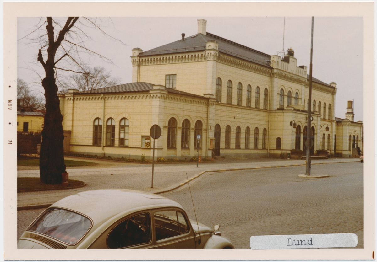 Lund station 1971. Statens Järnvägar, SJ. Stationen öppnade 1858. Det första stationshuset började byggas i början av 1950-talet men stod klart först 1958. Ett nytt stationshus byggdes 2001. Banan elektrifierades 1933.