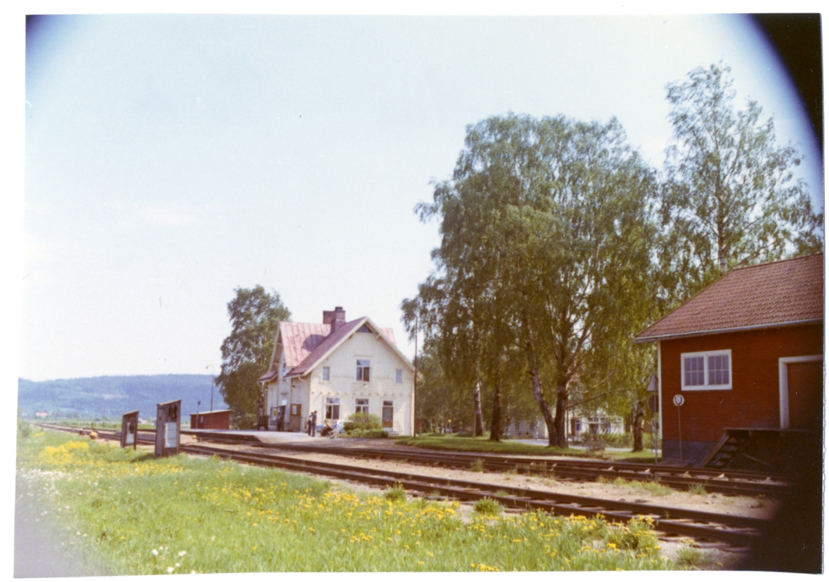 Statens Järnvägar, SJ. Stationen byggdes 1899. Stationen hette Spöland fram till 1940-05-14.