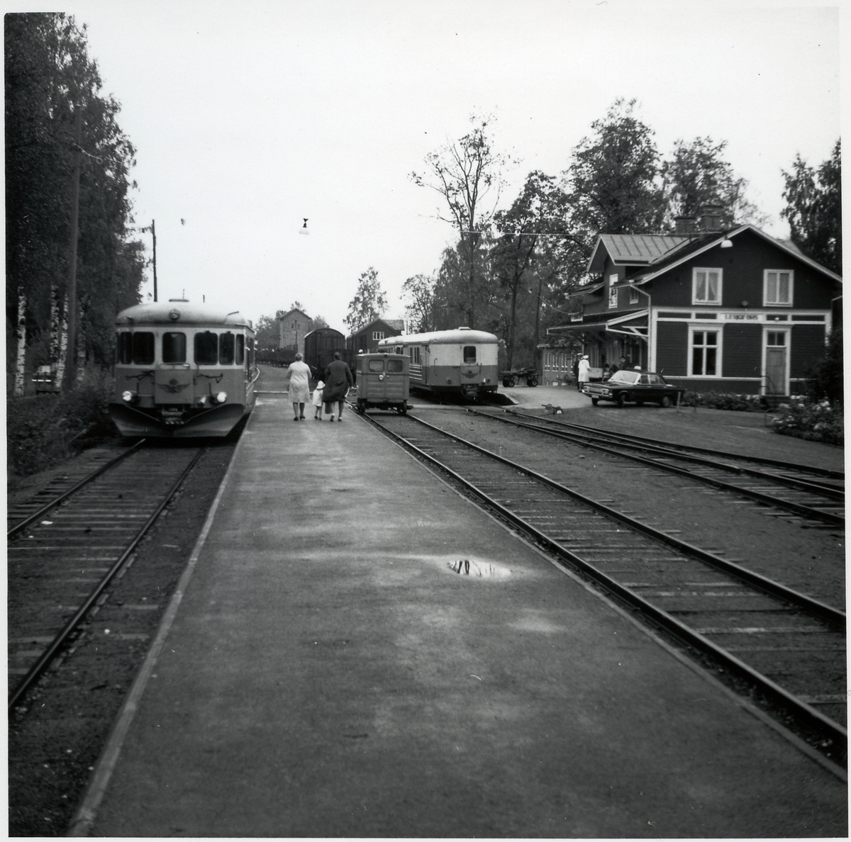Lesjöfors med tåg 4965 från Vansbro till vänster och tåg 4960 mot Mora till höger.