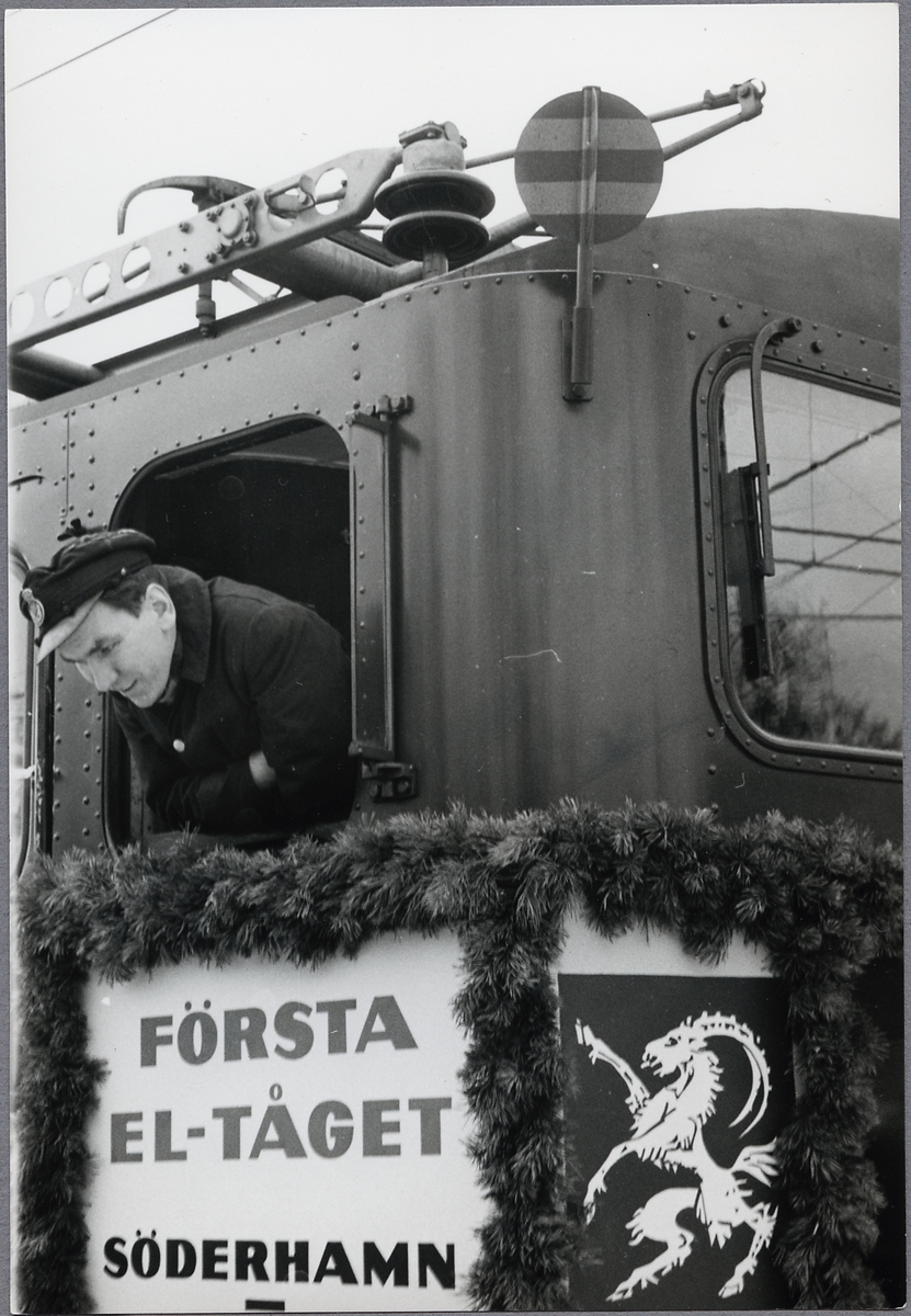 Lokföraren på loket till Första eltåget på linjen mellan Söderhamn-Hudiksvall.