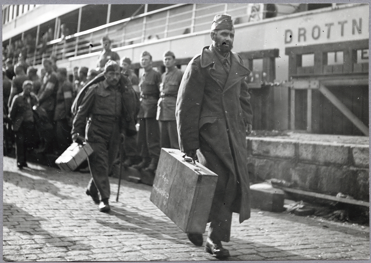 S/S Drotting Wictoria har anlänt Trelleborg där krigsfångar går i land.