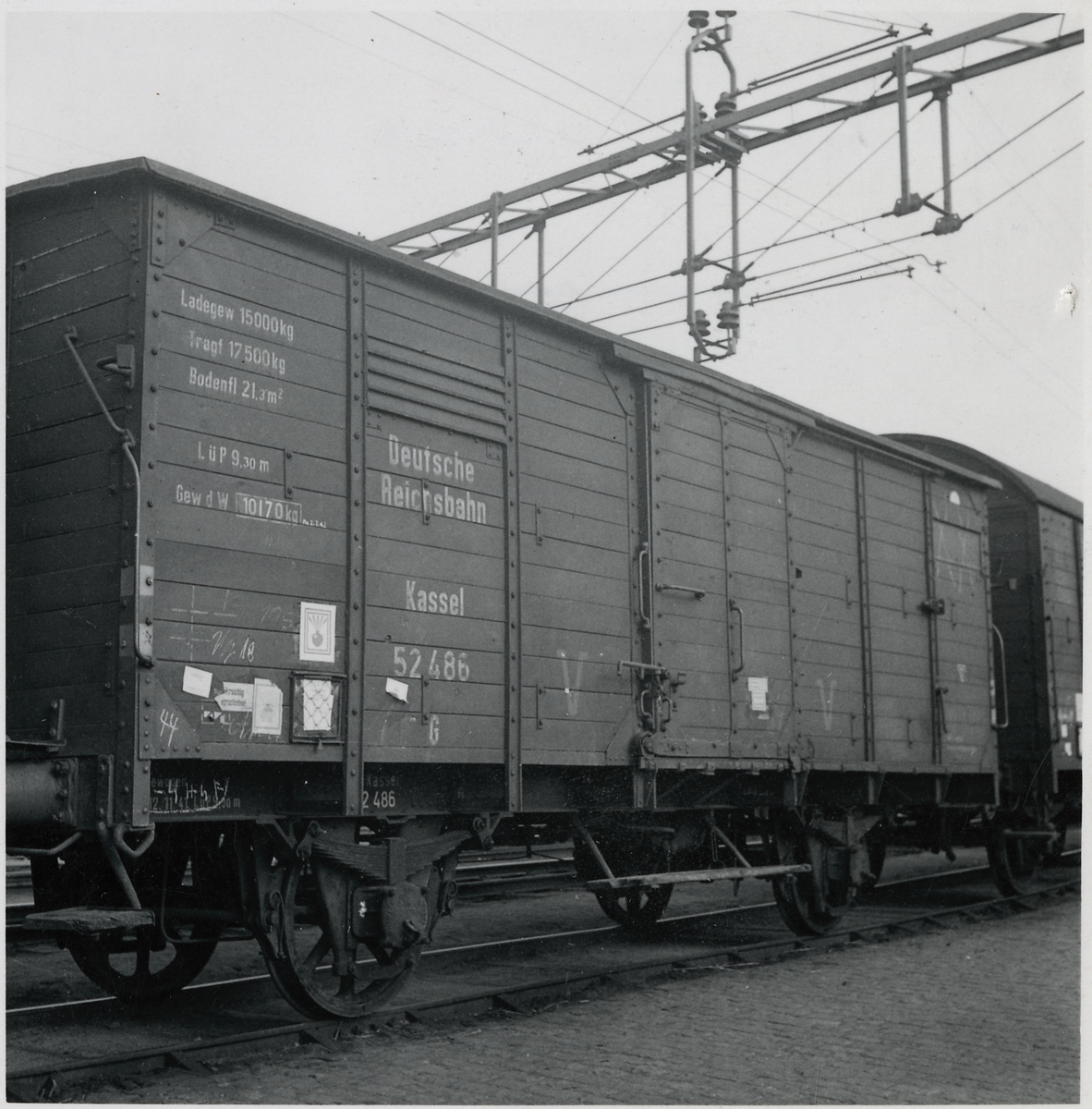 Tysk godsvagn med militär last. Deutsche Reischbahn, DR G 52486.