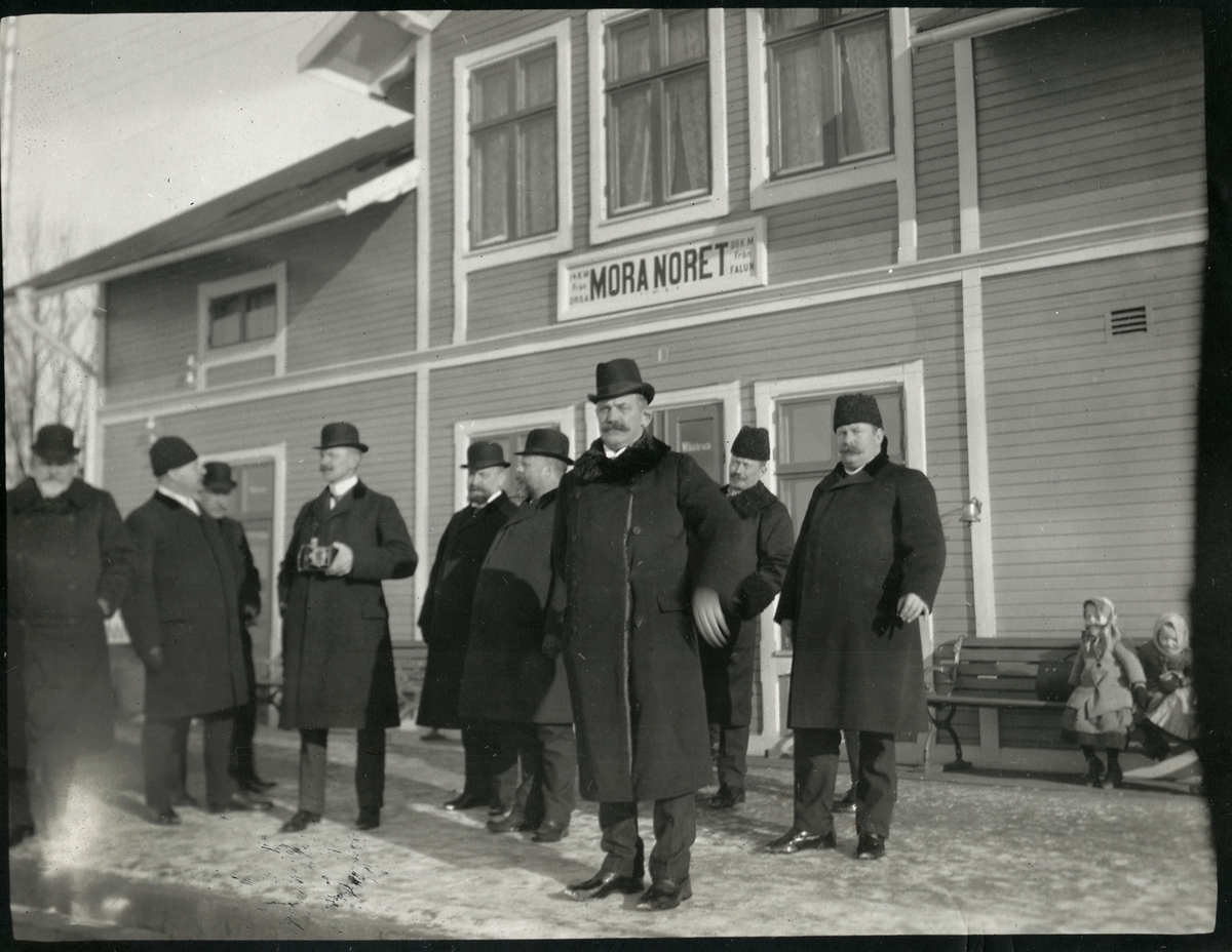 Ekonomikommissionen på stationen i Mora Noret.