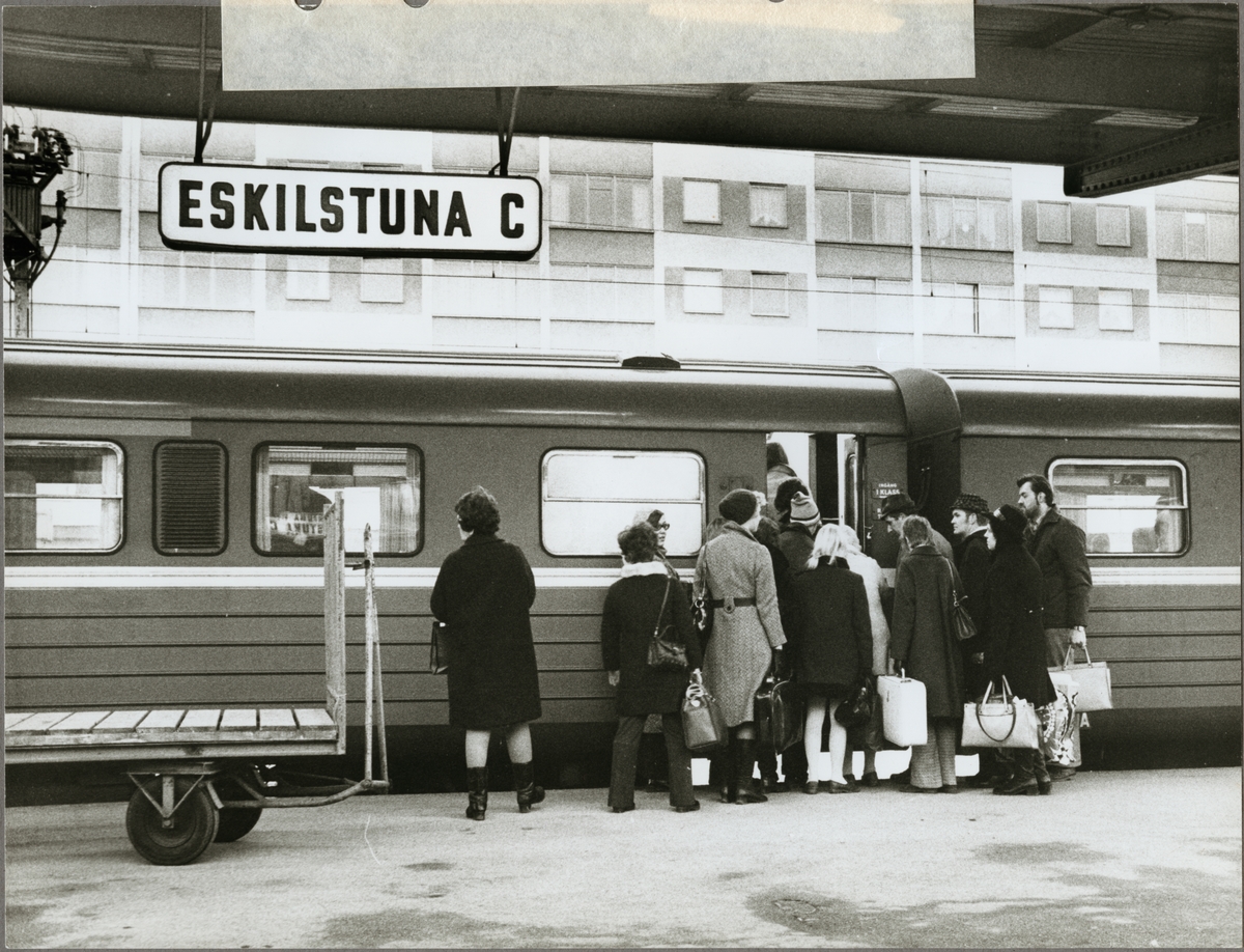 Tåg 485 avgår från Eskilstuna central första strejkdagen 1971-02-05.