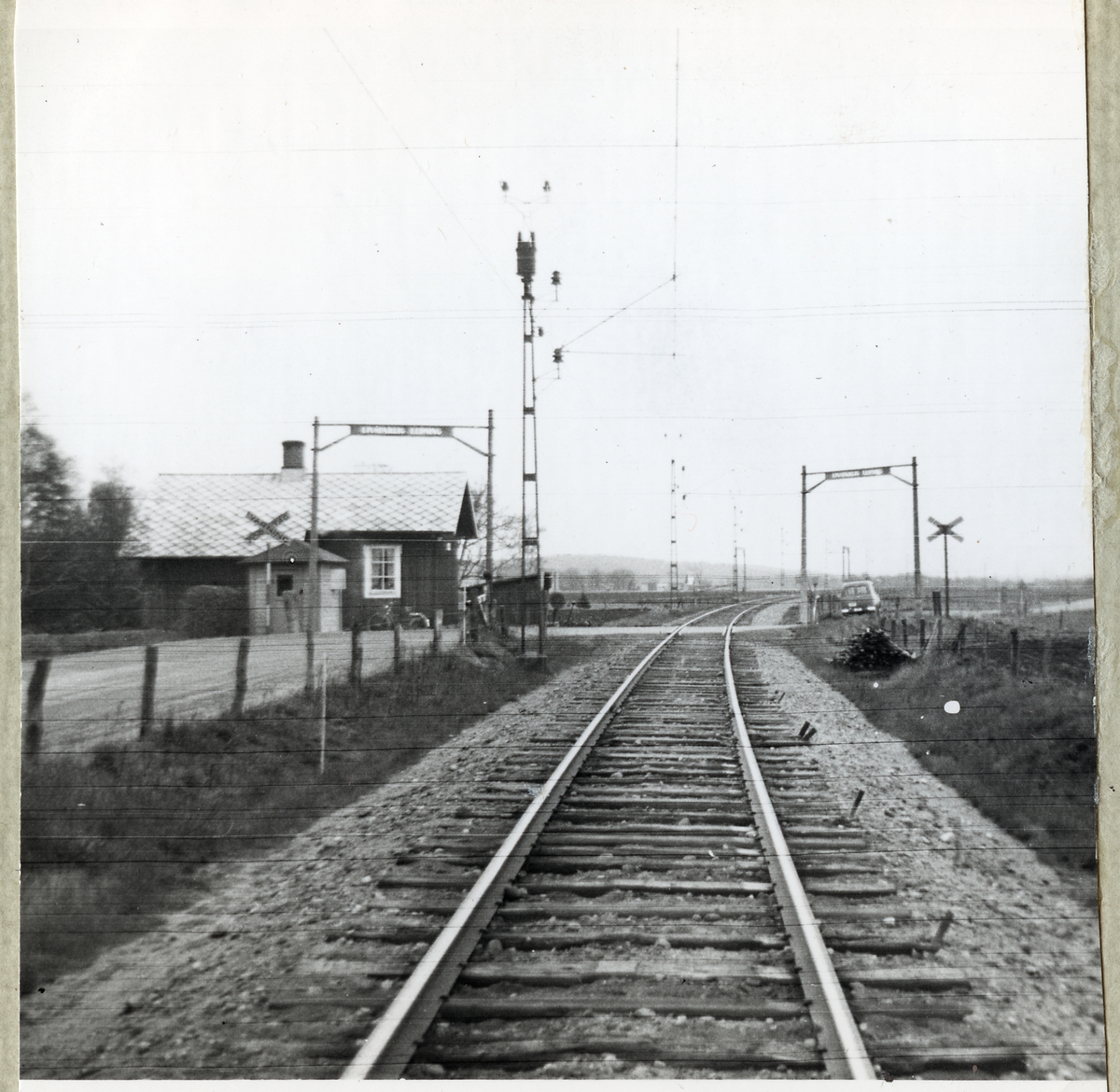 Järnvägsövergång vid Skogabyvägen på linjen mellan Veinge och Knäred.