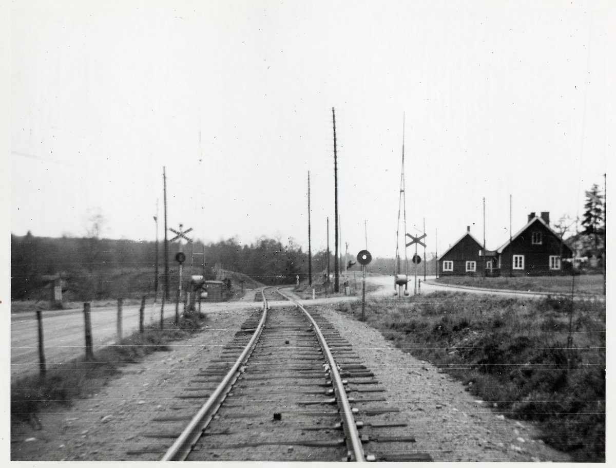 Järnvägsövergång vid Bruket, på sträckan mellan Åsljunga och Örkelljunga.