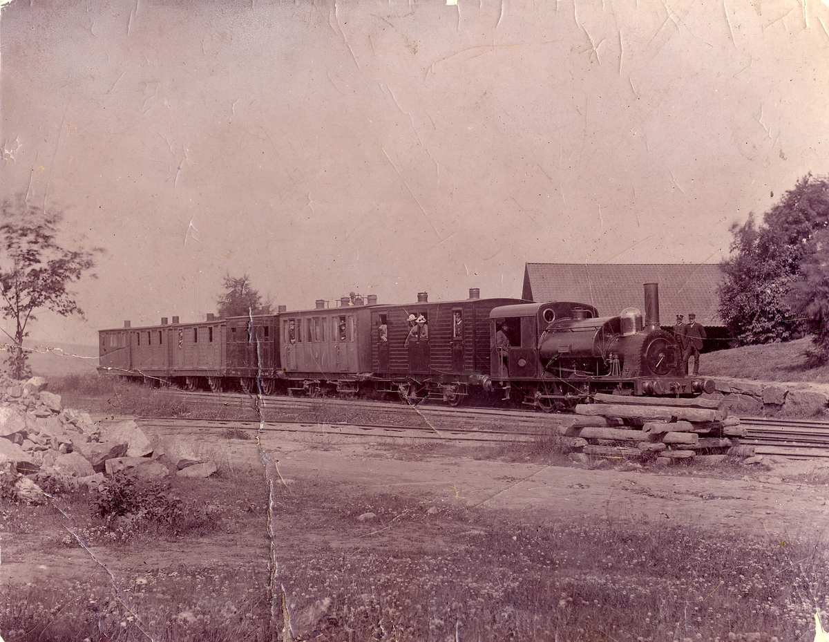 SWB:s lok "Barken" med tågsätt vid Ludvika station 1892