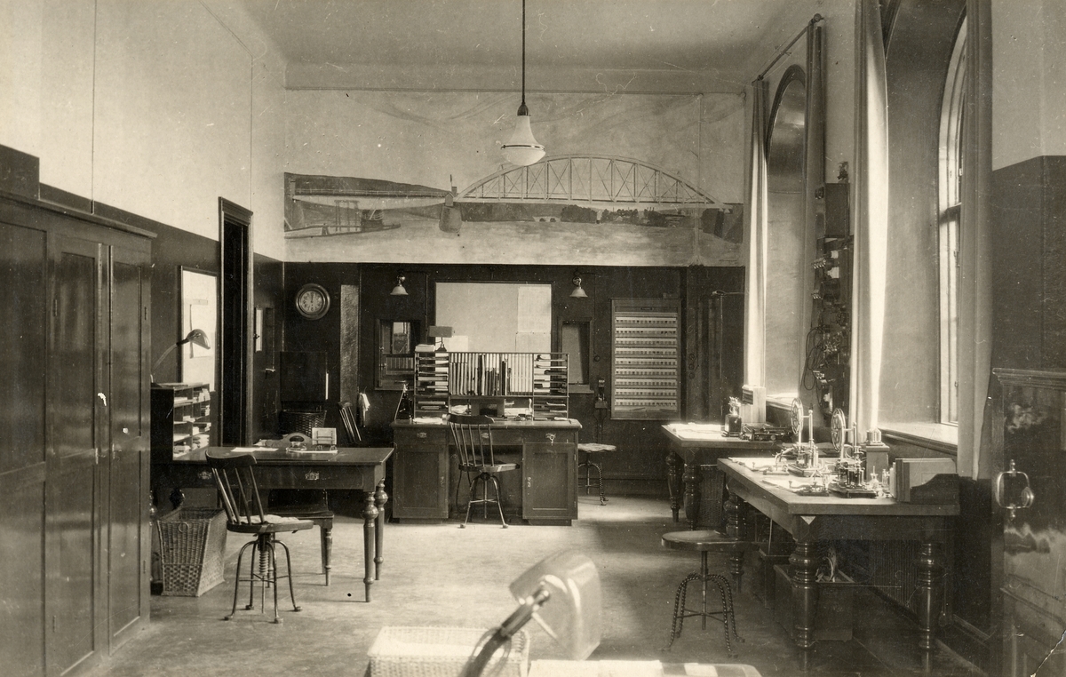 Fagersta C, fotot taget omkring 1935. Kontorsinteriör med väggmålning signerat Gustafsson 13 (?).