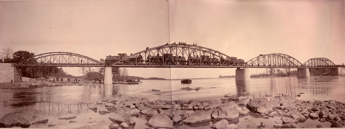 Provbelastning med fyra ånglok på bro över Dalälven år 1900. Loken är bl.a. SGGJ 1 och SGGJ 4. SGGJ 2 och 3 är förmodligen också med.