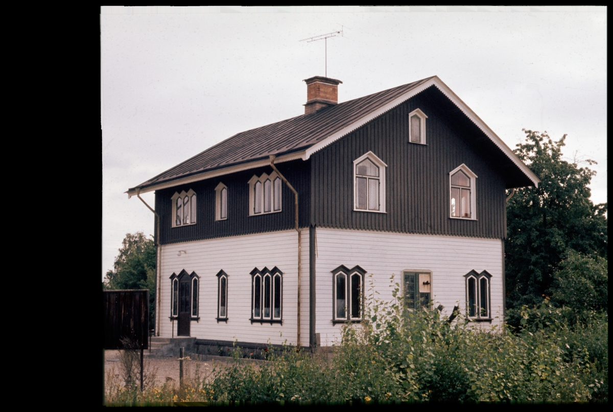 Före detta stationshus i Hällbybrunn.