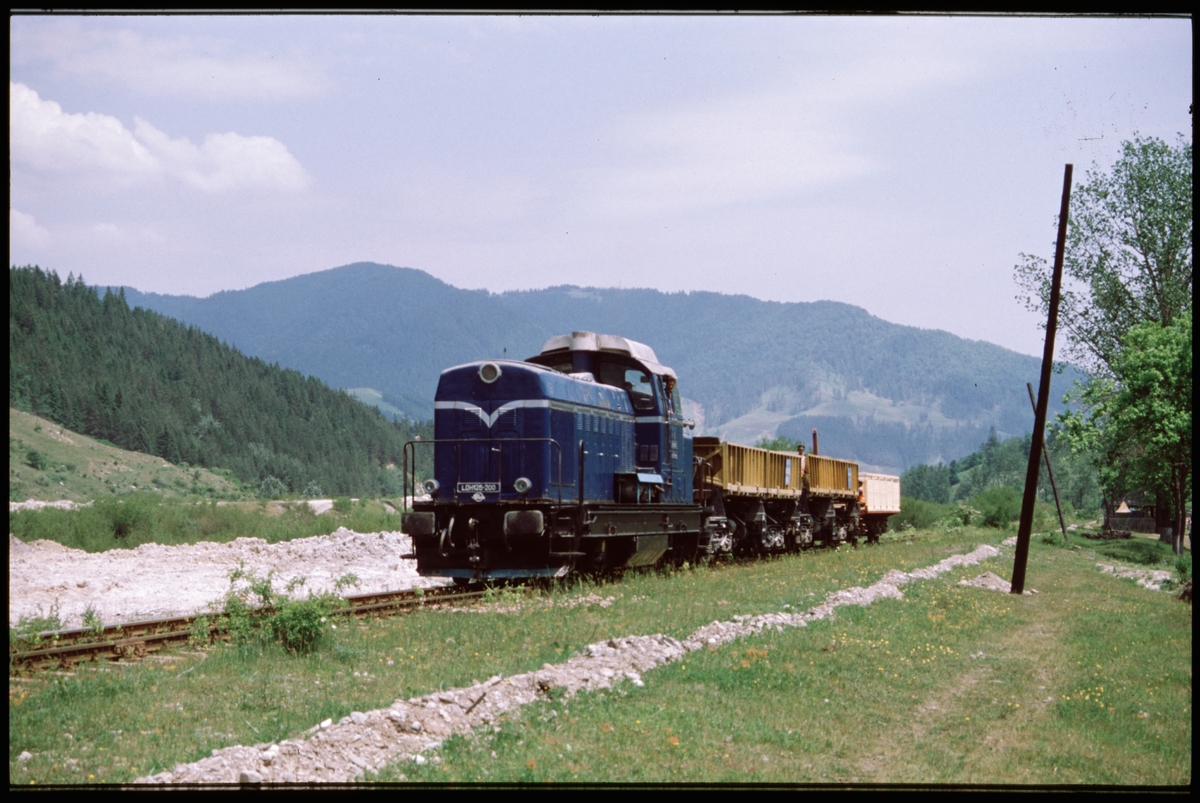 Diesellok LDH125-200 med godsvagnar på sträckan mellan Tașca och Bicaz-Chei, Rumänien.