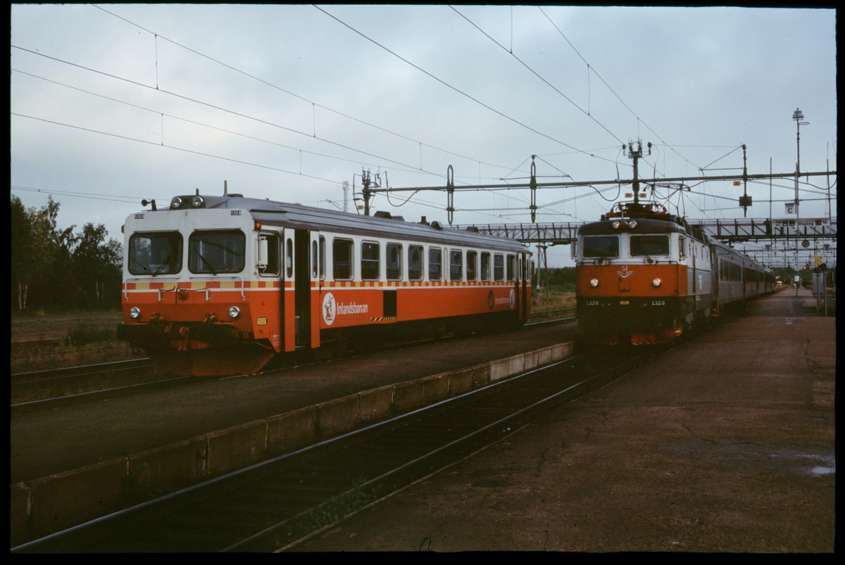 Statens Järnvägar, SJ Y1 1359 och SJ Rc5 1328 vid järnvägsstation.