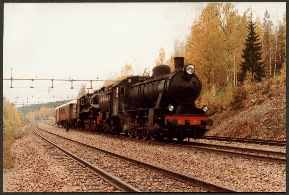 Trafikaktiebolaget Grängesberg - Oxelösunds Järnväg, TGOJ Gb 95, därefter TGOJ M3t 72, gör uppehåll i Ryggen inför tågmöte 1982.