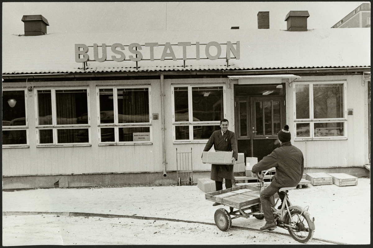 Godshantering på Trafikaktiebolaget Grängesberg - Oxelösunds Järnvägar, TGOJ busstation i Eskilstuna.
