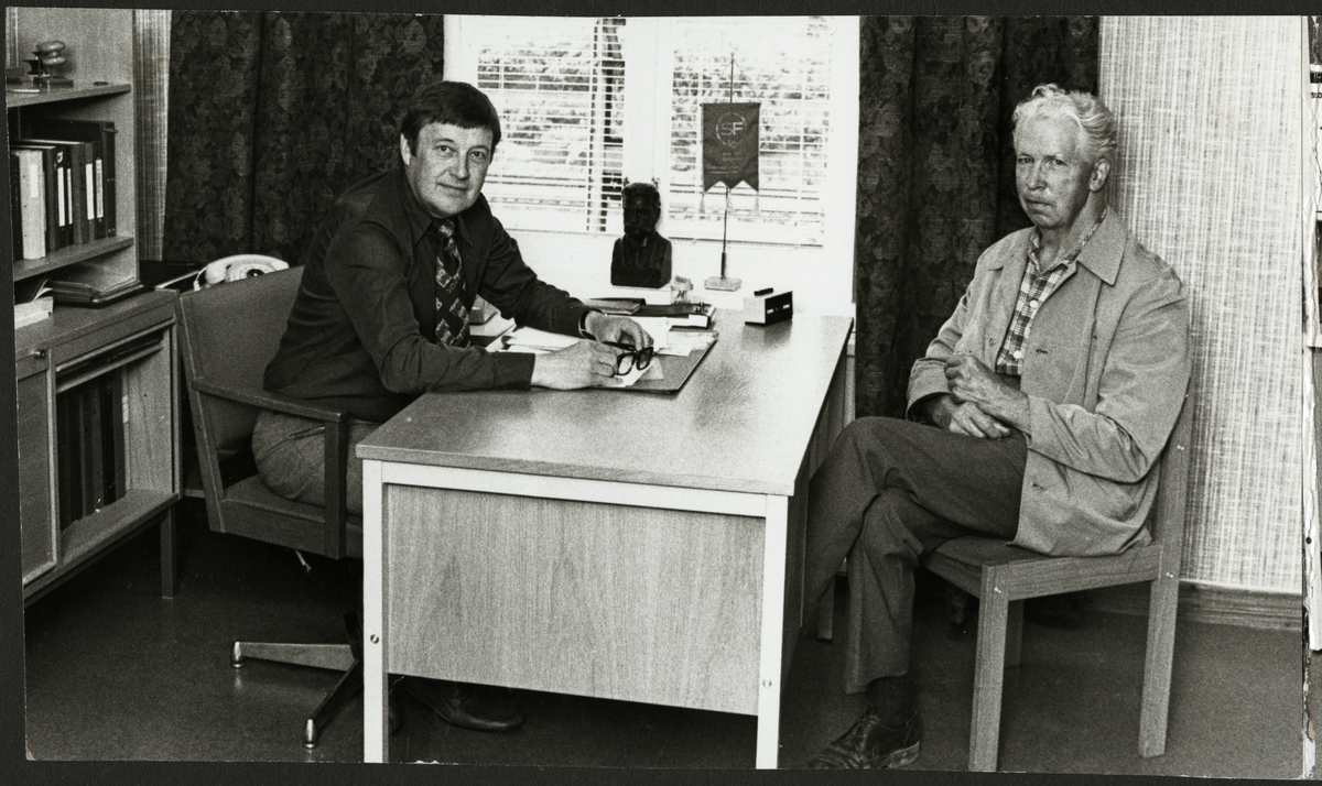 Porträtt av två män på ett kontor.