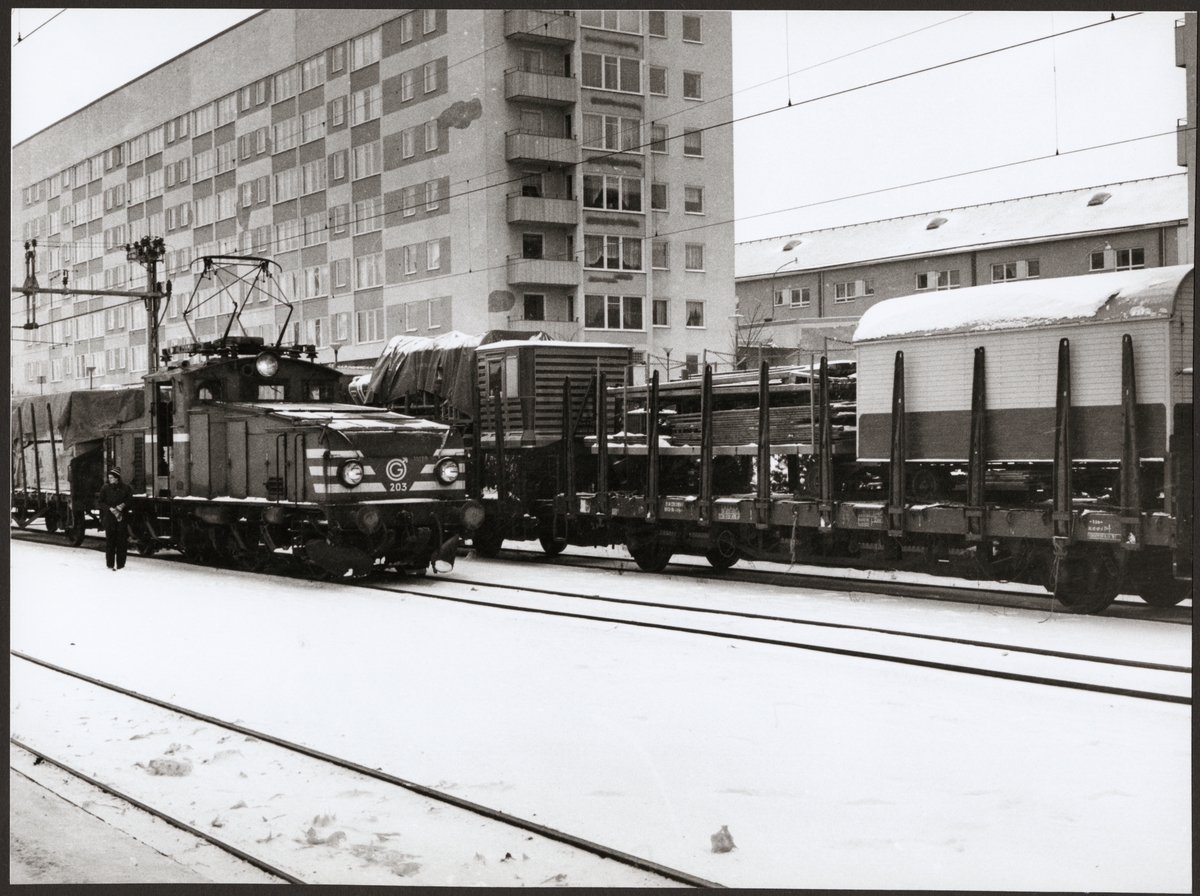 Trafikaktiebolaget Grängesberg - Oxelösunds Järnvägar, TGOJ Hg 203 och godsvagnar med utrustning för tivoli på på Eskilstuna C.