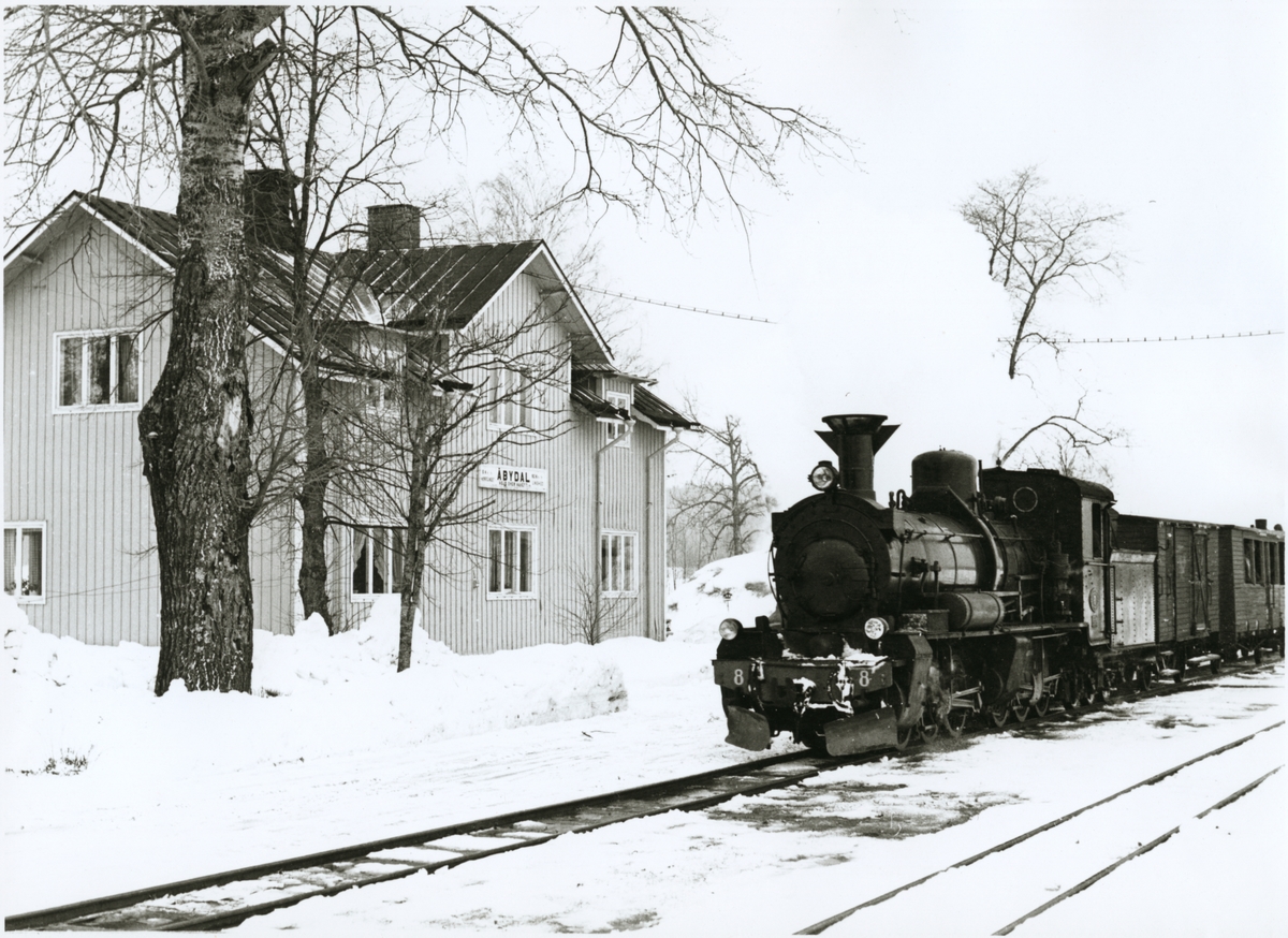 Dala - Ockelbo - Norrsundet Järnväg, DONJ lok 8.

Stationsområde och tåg med ånglok under vintertid.