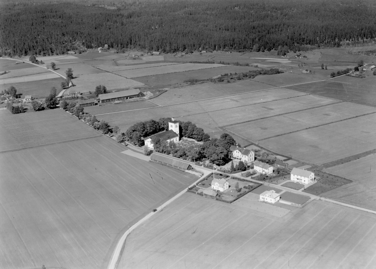Flygfoto över Adelöv i Tranås kommun. Nr L 842.