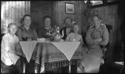 Familieportrett av familie fra For på Grytøy tatt ved kaffeb