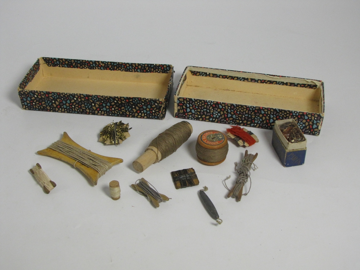 Papirboks med diverse gjenstander for fluebinding