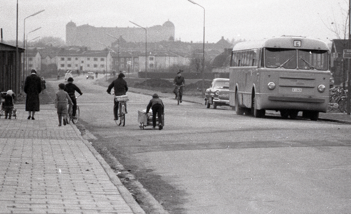 Fotgängare och cyklister, Hjalmar Brantingsgatan, Uppsala 1961