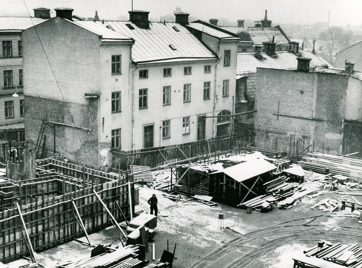 Vattengatan 13 i kvarteret Haken. Gårdssidan på en byggnad från 1800-talets senare hälft. Bilden är tagen i samband med rivningsansökan 1956. 
Vy mot nordost.