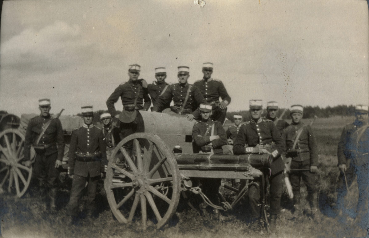 Soldater ur Göta livgarde och Svea artilleri regemente med 7,5 cm kanon m/1902.