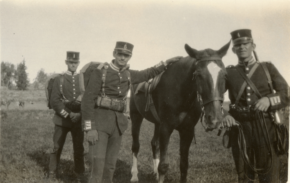 Soldater från Göta livgarde I 2 med häst.