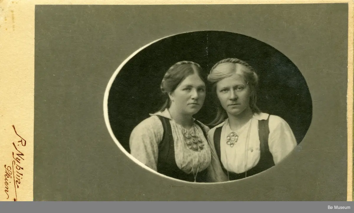 Portrett av to damer, den eine er Kari Stokkland (Haug Harpestå)