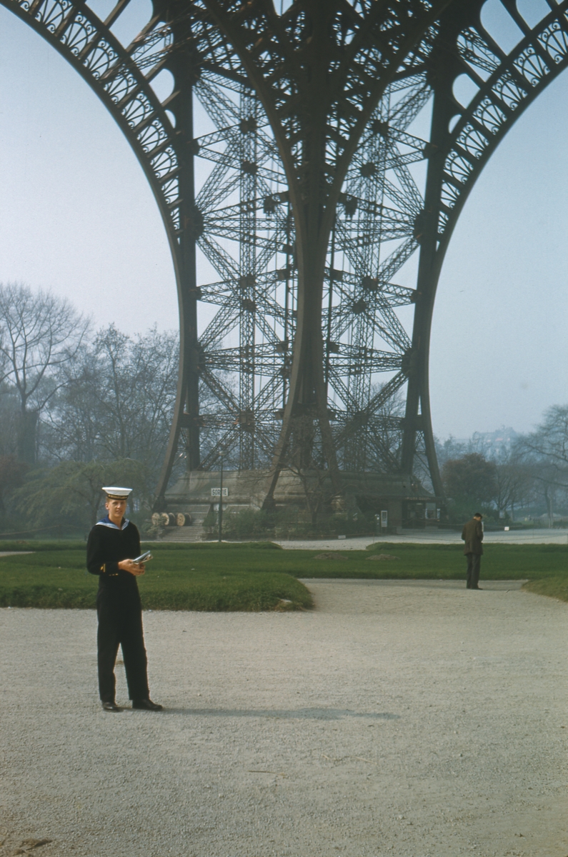 Kollega vid foten av Eiffeltornet