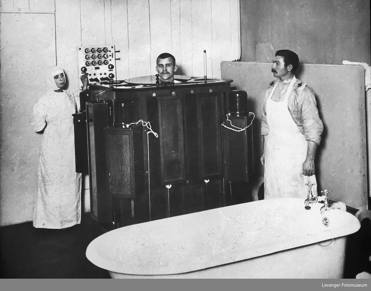 Behandling i badet på Rødekors-sykehuset i Vinterpalasset i St.Petersburg under 1.verdenskrig,