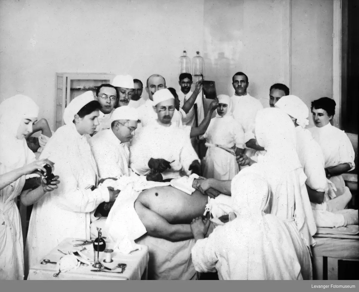 Operasjonsstue i Rødekors-sykehuset Vinterpalasset  i Petrograd nåværende  St. Petersburg.  Vi ser sjefskirurgen professor N.N Petrov i midten.
