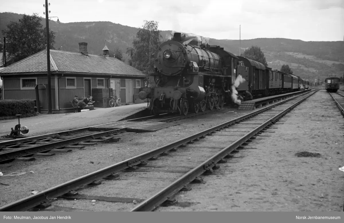 Damplokomotiv type 31b nr. 417 med dagtoget fra Oslo Ø til Bergen, tog 601, på Gol stasjon.