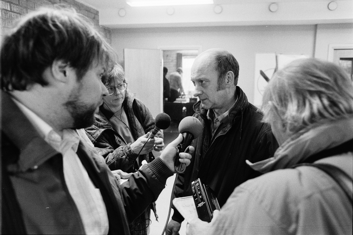 Strejkmöte i gruvstugan, raslastare Tore Norbäck blir intervjuad av Radio Uppland och ABC-nytt, Dannemora Gruvor AB, Dannemora, Uppland oktober 1988