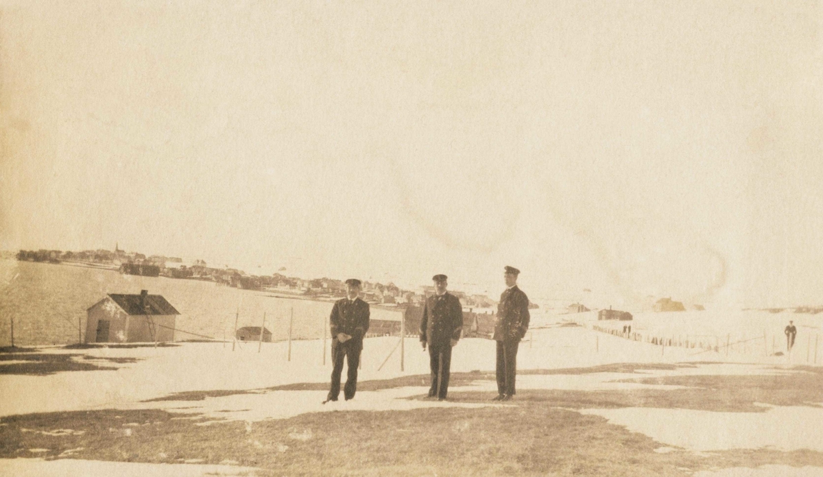 Sjømenn på tur i Vadsø i Ytrebyen med sentrum i bakgrunnen 1917-1918.