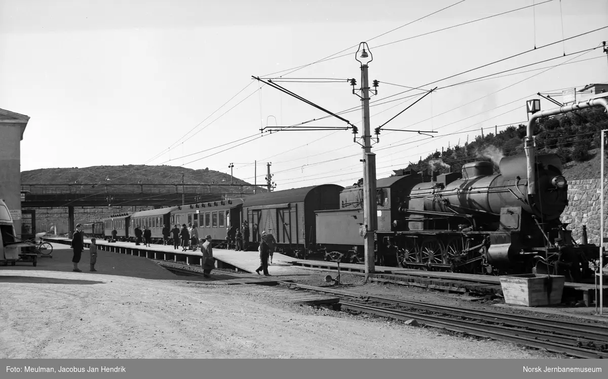 Damplokomotiv type 30b nr. 351 med persontog fra Stavanger til Kristiansand på Egersund stasjon.