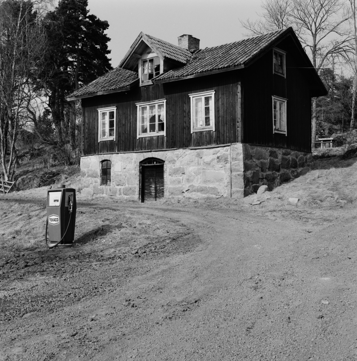 Äldre bostadshus, Stora Bärsta, Uppsala-Näs socken, Uppland april 1981