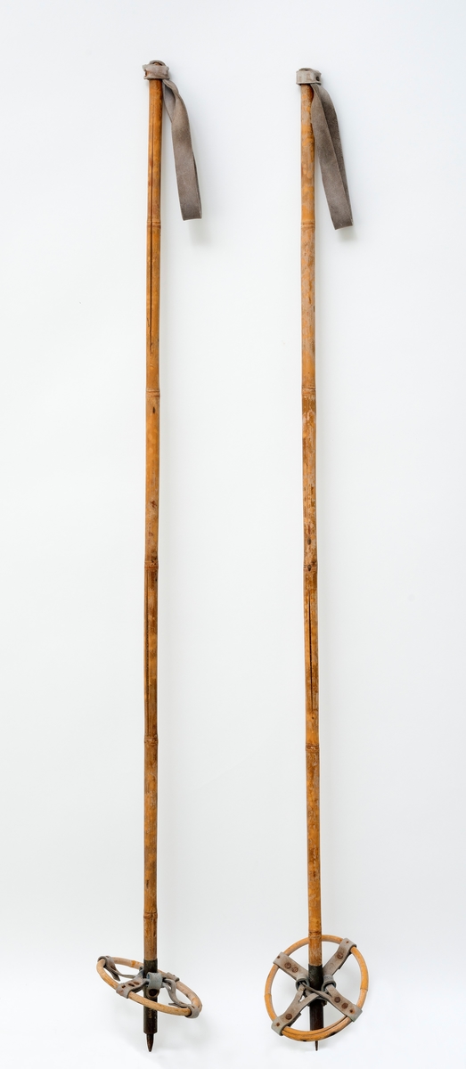 Stavene er av bambus, med messingholk nedesrt under trinsa. Trinseringen holdes sammen av to skinnremseri korsform. I krysningspunktet er staven tredd gjennom. Handreimene er av skinn og festet til toppen av staven med en gjennomgående mutterskrue. 
