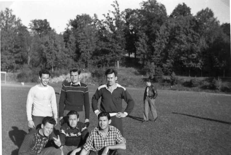 Sex män uppställda, sittande och stående. Sannolikt i idrottssammahang på Åsavallen i Gränna.