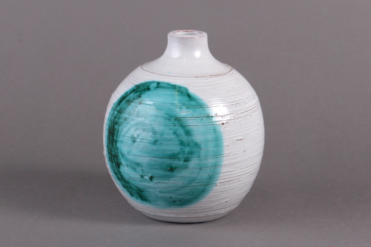 Vase med rillet og ru overflate. Glasert hvit med et grønt fargefelt.