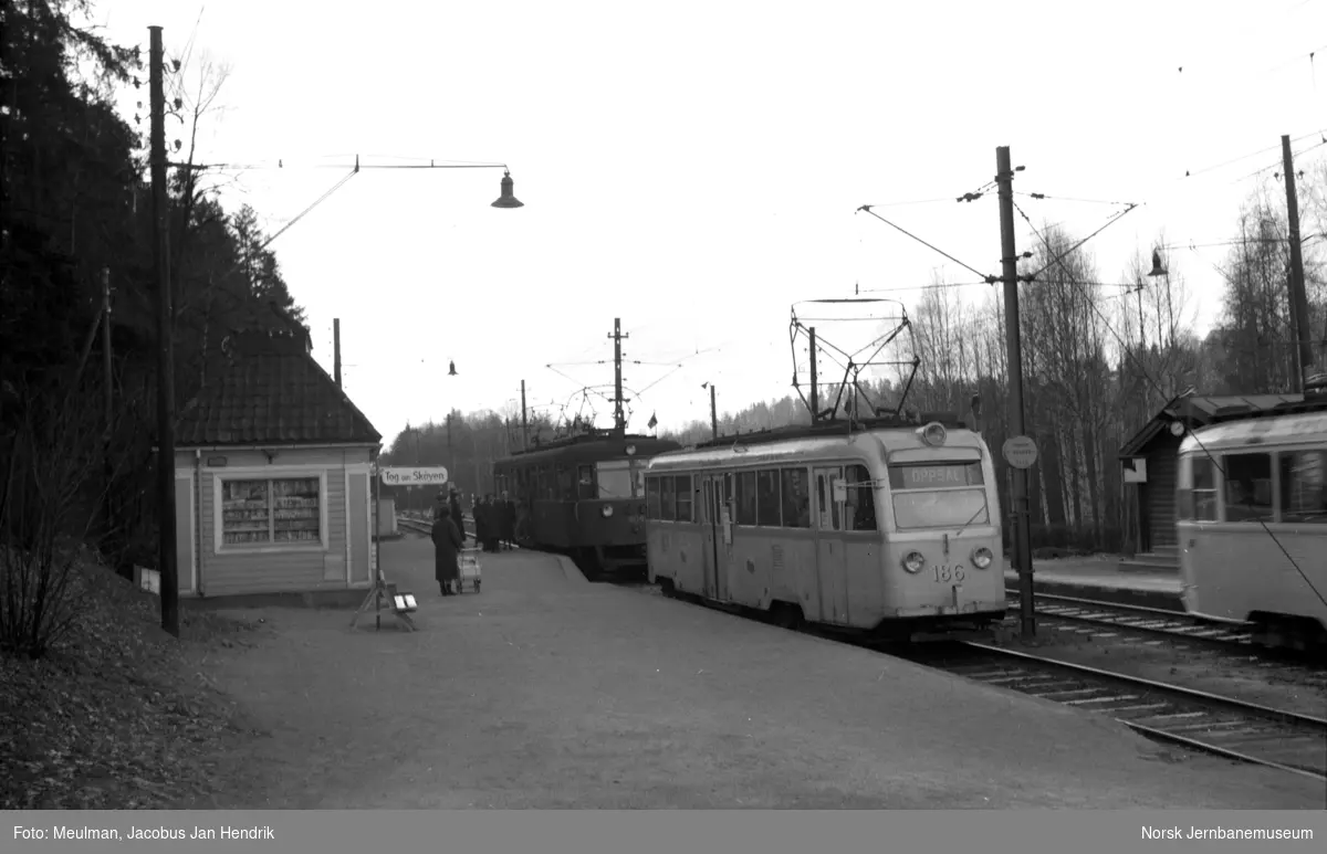 Elektrisk sporvogn "Gullfisk" nr. 186 til Oppsal på Jar stasjon. Bak Kolsåsbanens motorvogn nr. 404 fra Kolsås til Nationaltheatret.