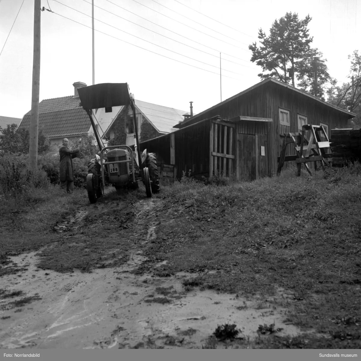 En man avled efter ett våldsamt slagsmål i Sjösvedjan, Timrå, i augusti 1953. Bilderna visar troligen polisens brottsplatsundersökning.