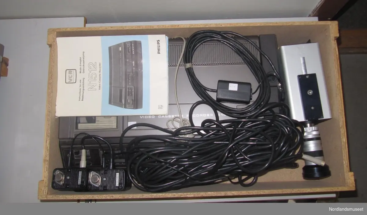 Komplett videoutstyr besående av:
- Philips video cacsette recorder N1512 (type N 1512/00,NR WD09 722 1001968
- Kamera Type LDH 0225/00 (NC 8925 022 50001 No 002546)
- 2 stk strømforsyning LDH4430/00 (no 28337 og no28464)
- Modulator LDH 4250/00 (625 L. No 8138
- 2 stk kassetter VC-60 (Scotch High Energy VCR)