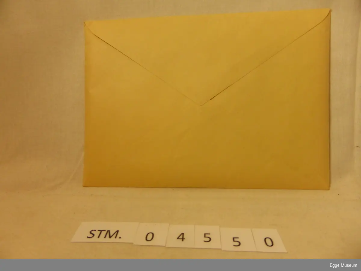 Form: Rektangulær. Telegram-hilsninger  håndskrevet.