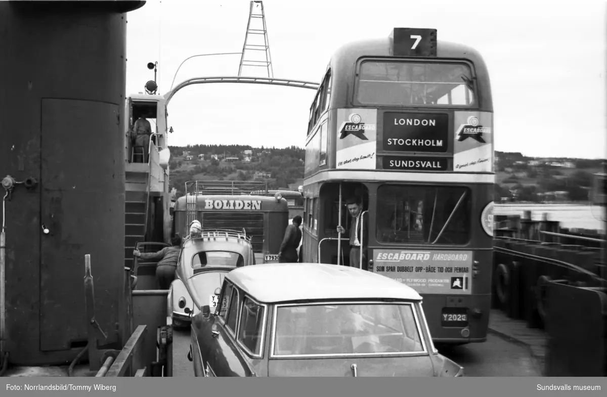 En dubbeldäckad veteranbuss från London väckte uppståndelse då den rullade ombord på Alnöfärjan 1960. Den 20 år gamla veteranbussen var inköpt av SCA för att fungera som rullande utställning, efter en rejäl renovering och ombyggnad vid karosserifabriken på Alnö.