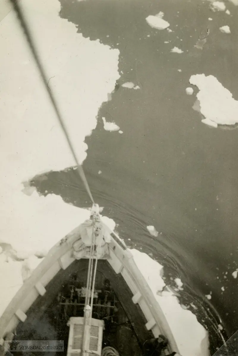 Rekognisering i Gerlachstredet. Ellsworth-ekspedisjonen 1933-1935. Fra Magnus Johannessens fotoalbum. Magnus Johannessen fra Ålesund var med i mannskapet ombord i ekspedisjonsskipet Wyatt Earp (eks-Fanefjord) på de to første ekspedisjonsturene til Antarktis.