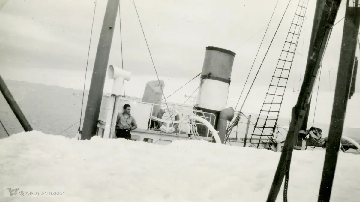 Ellsworth-ekspedisjonen 1933-1935. Fra Magnus Johannessens fotoalbum. Magnus Johannessen fra Ålesund var med i mannskapet ombord i ekspedisjonsskipet Wyatt Earp (eks-Fanefjord) på de to første ekspedisjonsturene til Antarktis.