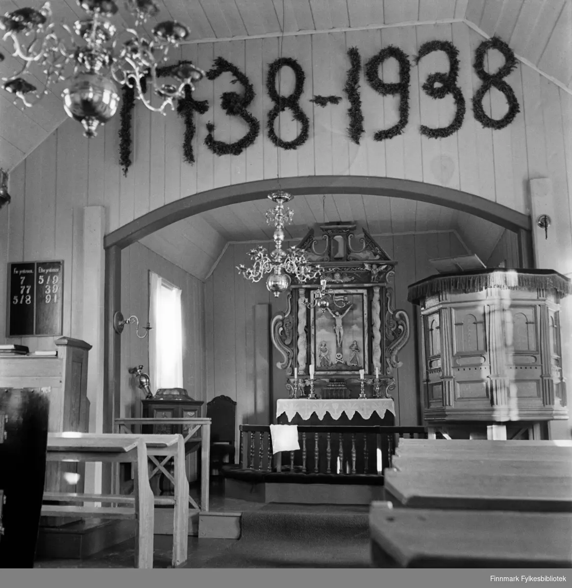 Interiør Kjøllefjord gamle kirke i 1940, med altertavle fra 1600-tallet. Årstallene utformet i bjørkekvist markerer 100 års jubileet i kirken. Kjøllefjord kirke var bygd i 1738 og sto i Kjøllefjord frem til den ble påtent av tyske soldater 4.november 1944 (Den brente jords taktikk). Kirken lå i Kjøllefjord prestegjeld som ble opprettet i 1685, da Skjøtningberg prestegjeld ble nedlat. Mye av inventaret stammet fra Skjøtningberg krike. Sakrestiet hadde en altertavle med årstallet 1662 som viser nattverdens innstiftelse. Denne skal tidligere å stått i Omgang kirke. Den opprinnelige kirken skal være byd mellom 1668 og 1683 og var en liten kirke bygget av rundtømmer. I kirken fantes også to klokker, hvorav den ene hadde inskripsjonen «Eine gude klock hin ick genant, den hört meinen klanck tho bargen int landt des late ick mi nicht vordreten. Heinrich Meier tho Bremen de oldermand he heft mi laten geten 1608. Restene av kirkeklokken kan ses i den nye Kjøllefjord kirke. Også den gotiske bibelen ble reddet av Hildur Hustad som tok med bibelen da hun flyktet til fjells. Bibelen oppbevares i dag i en bankboks i Kjøllefjord. 

Norsk folkemuseum har også et bilde av interiøret, tatt i 1905. Jfr. Johan J. Meyer (1860-1940) og Erling Gjones (1898-1990) samlinger. Begge var ansatt som arkitekter og professorer ved NTH i Trondheim og arbeidet med eldre norsk bygningskunst. Ref Meyers verk: «Fortids Kunst i Norges bygder».