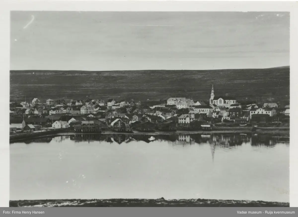 Midtbyen i Vadsø sett fra øya, ca. 1935.