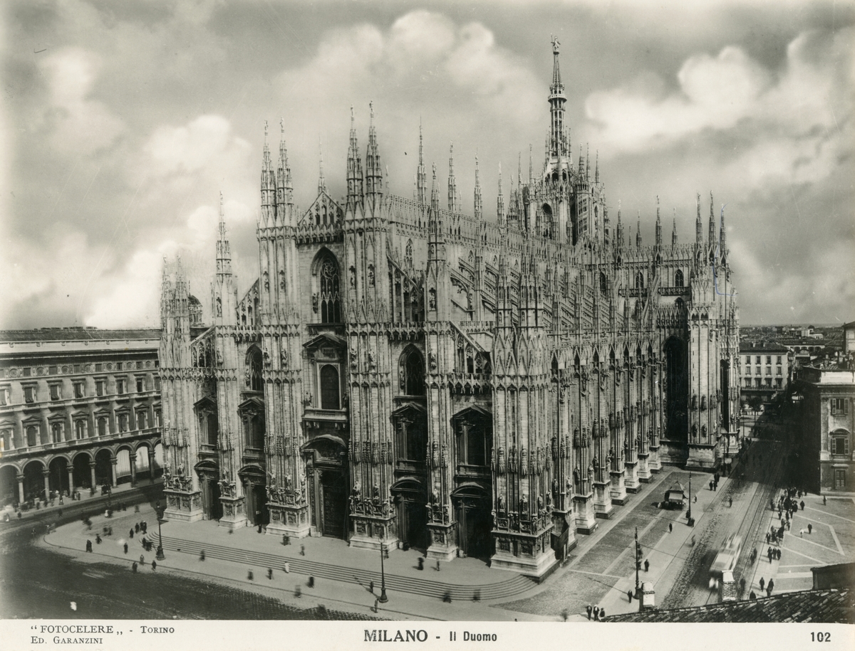 Prospektfotografi av Duomo di Milano, en katedral i Milano.